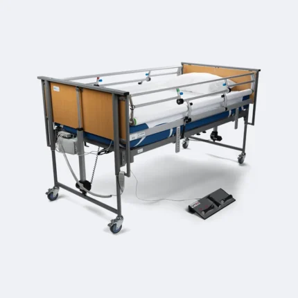 TurnAid wentelsysteem afgebeeld met voetbediening en hekken aan beide kanten omhoog.