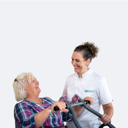 Mover Flexi scene zorgvrager zit op mover flexi en kijk lachend naar zorggever.