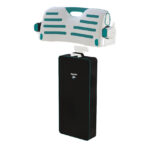 Muurbeugel voor de raizer. Raizer M zitting afgebeeld met daaronder de draagtas met poten en onderdelen. Beide hangen aan de muurbeugel.