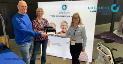 Overhandigen Doffie, Chantal van ATO FORM aan T-HUIZ