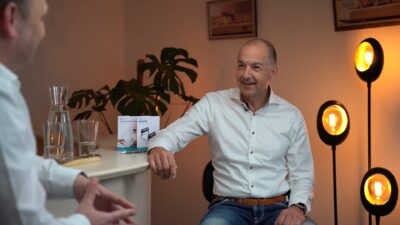 Het idee achter ATO. Op de afbeelding Wibo geïnterviewd in het gezellige ATO Café.