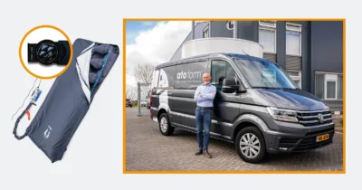 Turn All | Wisselligging op maat. Johan staat bij zijn bus. Op deze bus staat de naam ATO FORM.