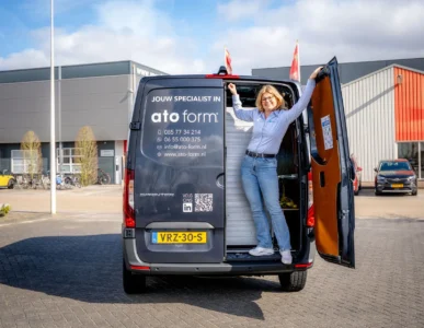 Shape aanpassing, Chantal staat in haar bus waar ze accessoires bij zich heeft.