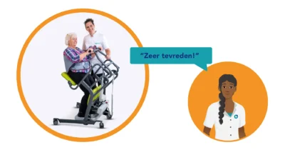 Ervaring Mover Flexi Electric. Zorgverlener aan het woord. Op plaatje een zorgverlener afgebeeld met een zorgvrager op Mover Flexi Electric.