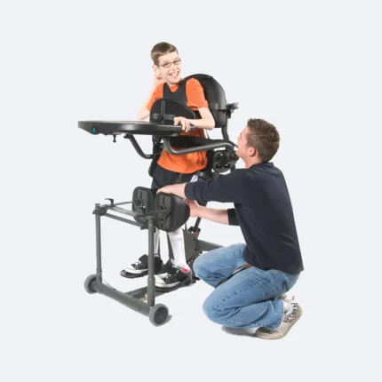 Justin met Evolv Youth afgebeeld.