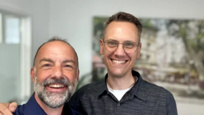 Maak kennis met Simon, op de foto is Simon te zien met Wibo.