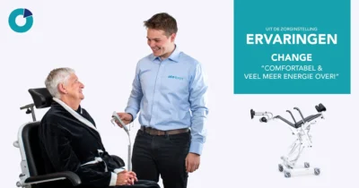 Wesley en een model van auto-form die in een change zit. Ze kijken lachend naar elkaar.