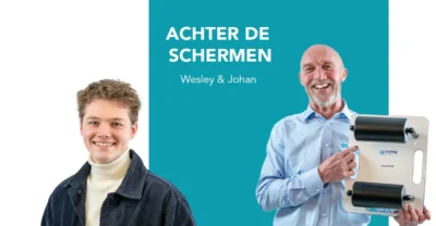 Achter de schermen. Portret Wesley en Johan afgebeeld met in zijn handen een Doffie.