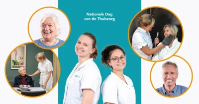 Dag van de thuiszorg. Op afbeelding staan 2 verzorgers en de beschrijving dag van de thuiszorg. Om hun heen zijn 4 inzettingen op de eerste een man aan tafel met een verzorger naast hem. Op inzetting 2 een lachende grijze vrouw. Inzetting 3 een vrouw met badjas en verzorger die haar gezicht wast met een washand en de douchekop in hadden staan. Inzetting nummer 3, een lachende grijze man.