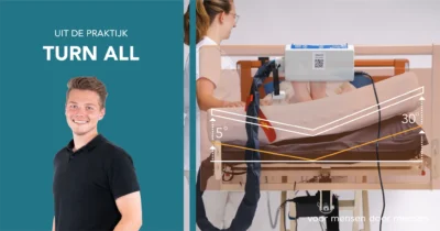 Uit de praktijk Turn All. Onze collega Wesley en 2 modellen met Turn All onder matras, ene kant 5 graden omhoog de andere kant 30 graden.