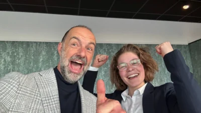 Een hele vrolijke Wibo die zijn duim opsteekt en Sietske Anne ide met haar handen in de lucht juicht.