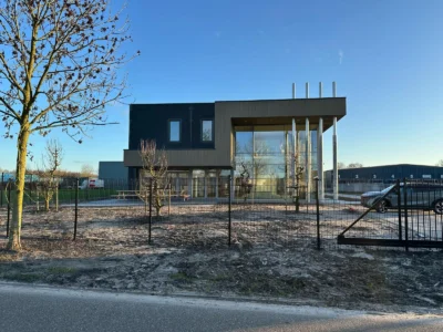 Op de foto is het nieuwe pand te zien waar we naar toe zijn verhuisd aan Wetterwille 6 Gorredijk