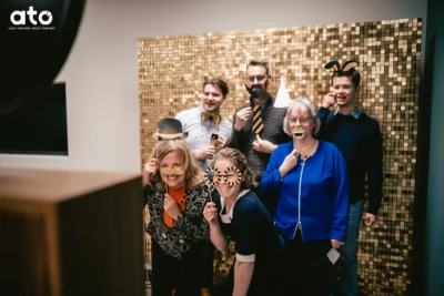 Personeelsfeest nieuwe pand bij ATO in Gorredijk. Groepje in een Photobooth