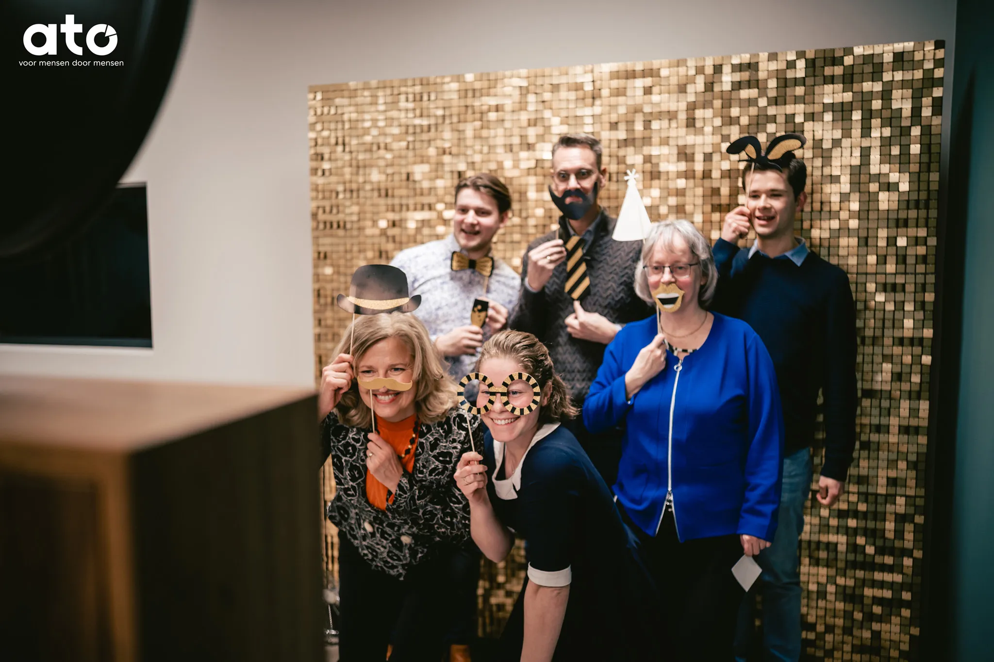 Personeelsfeest nieuwe pand bij ATO in Gorredijk. Groepje in een Photobooth