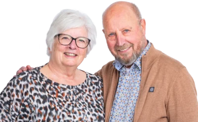 WeTurn Family. Portret van een echtpaar. Liggen en positioneren is belangrijk voor hem. Met de juiste hulpmiddel kan zij zonder extra hulp hem positioneren in bed.