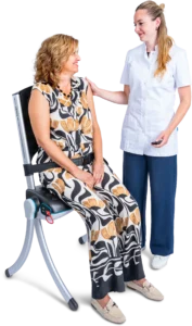 WeLift family. Hulpmiddelen voor opstaan, op de foto is een persoon afgebeeld. Zij is opgestaan met behulp van een Raizer met de hulp van 1 zorggever. Een goede opsta hulpmiddel