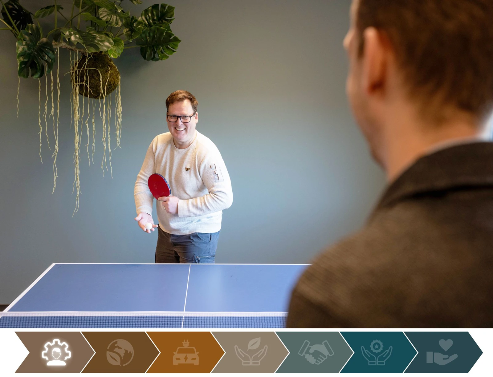 MVO bij ATO - Pijler 1: Mens en goed werkgeverschap. Op de Foto zijn twee collega's aan het tafeltennissen.