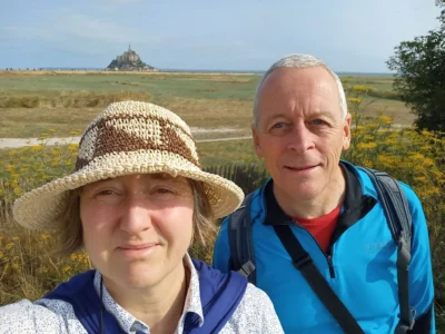 Taco even voorstellen. Op de foto: Taco en partner met uitzicht op Mont Saint-Michel