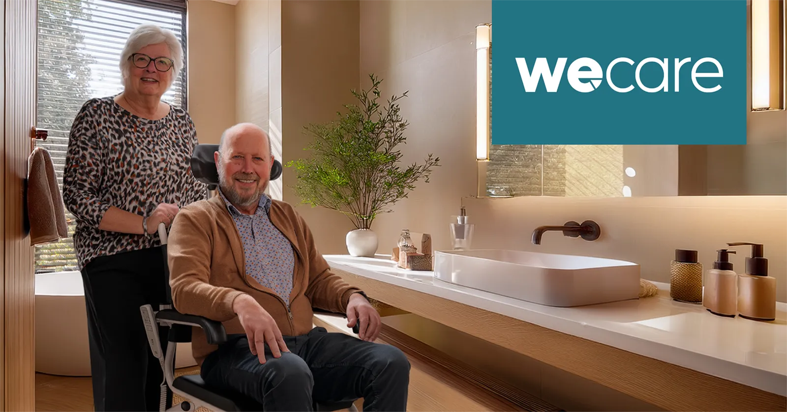 Dagelijkse verzorging veiliger en minder belastend maken. Op de foto: Een oudere vrouw staat achter een lachende man in een rolstoel in een moderne badkamer, met het logo “wecare” rechtsboven in beeld.
