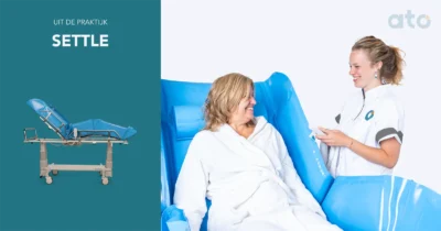 Settle douchebrancard met zorgmedewerker en cliënt tijdens een comfortabele douche-ervaring. (Scene met modellen)