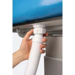 Hand bevestigt de flexibele afvoerslang onder het matras van de douchebrancard Settle