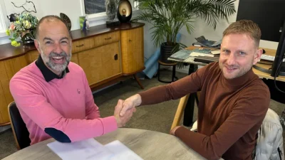 Wibo en Sebastiaan schudden elkaar de hand aan het begin van Sebastiaans werkervaringstraject bij ATO