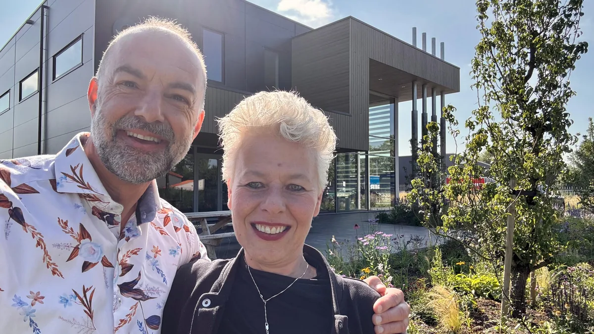 Bianca samen met Wibo buiten voor het bedrijfsgebouw van ATO in Gorredijk