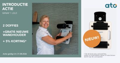 Zorgverlener hangt de nieuwe Doffie wandhouder aan de muur. Introductie-actie: bij 2 Doffies gratis wandhouder en 5% korting, geldig tot en met 31-08-2026.