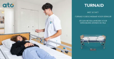 Zorgverlener bedient de TurnAid met een handbediening terwijl een zorgvrager comfortabel in bed ligt. Rechts een productfoto van het TurnAid elektrisch wentelsysteem.