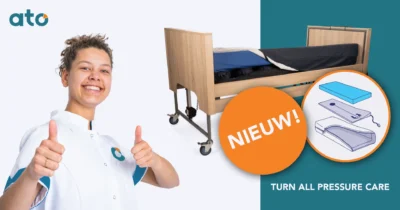 Turn All PressureCare. Links een lachende zorgverlener met twee duimen omhoog, in het midden een zorgbed waarin het wisselligsysteem onder het matras zichtbaar is, rechts een tekening van de opbouw in lagen met de aanduiding nieuw.