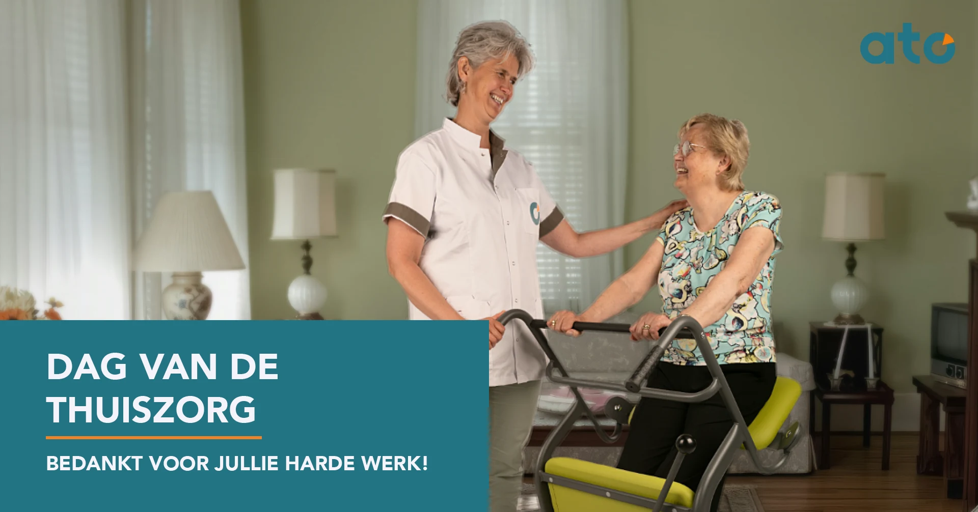 Een zorgverlener in wit uniform staat naast een oudere vrouw in een huiskamer. De vrouw komt overeind met Mover: haar handen aan de beugel en haar knieën tegen de groengele steun. De zorgverlener heeft een hand op haar schouder en ze kijken elkaar lachend aan. Linksonder staat op een teal vlak Dag van de Thuiszorg, bedankt voor jullie harde werk.