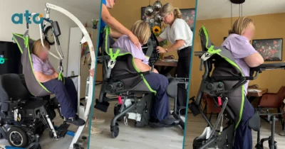 Aflevering van een EasyStand Evolv thuis. Drie beelden naast elkaar: een vrouw hangt in een groengrijze tilband aan een passieve tillift naast haar elektrische rolstoel, daarna zit ze in EasyStand Evolv terwijl twee zorgverleners de rugsteun instellen, en tot slot staat ze rechtop in het sta-op systeem met haar armen op het werkblad.