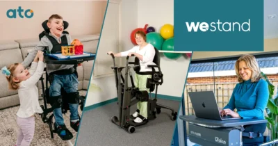 WeStand Family. Drie beelden naast elkaar: een lachende jongen die in een sta-orthese staat met een werkblad met magneetblokken terwijl een klein meisje zijn handen vasthoudt, een vrouw die in een sta-trainer staat in een therapieruimte met gekleurde oefenballen, en een vrouw die achter een laptop werkt aan een Vision sta-tafel.