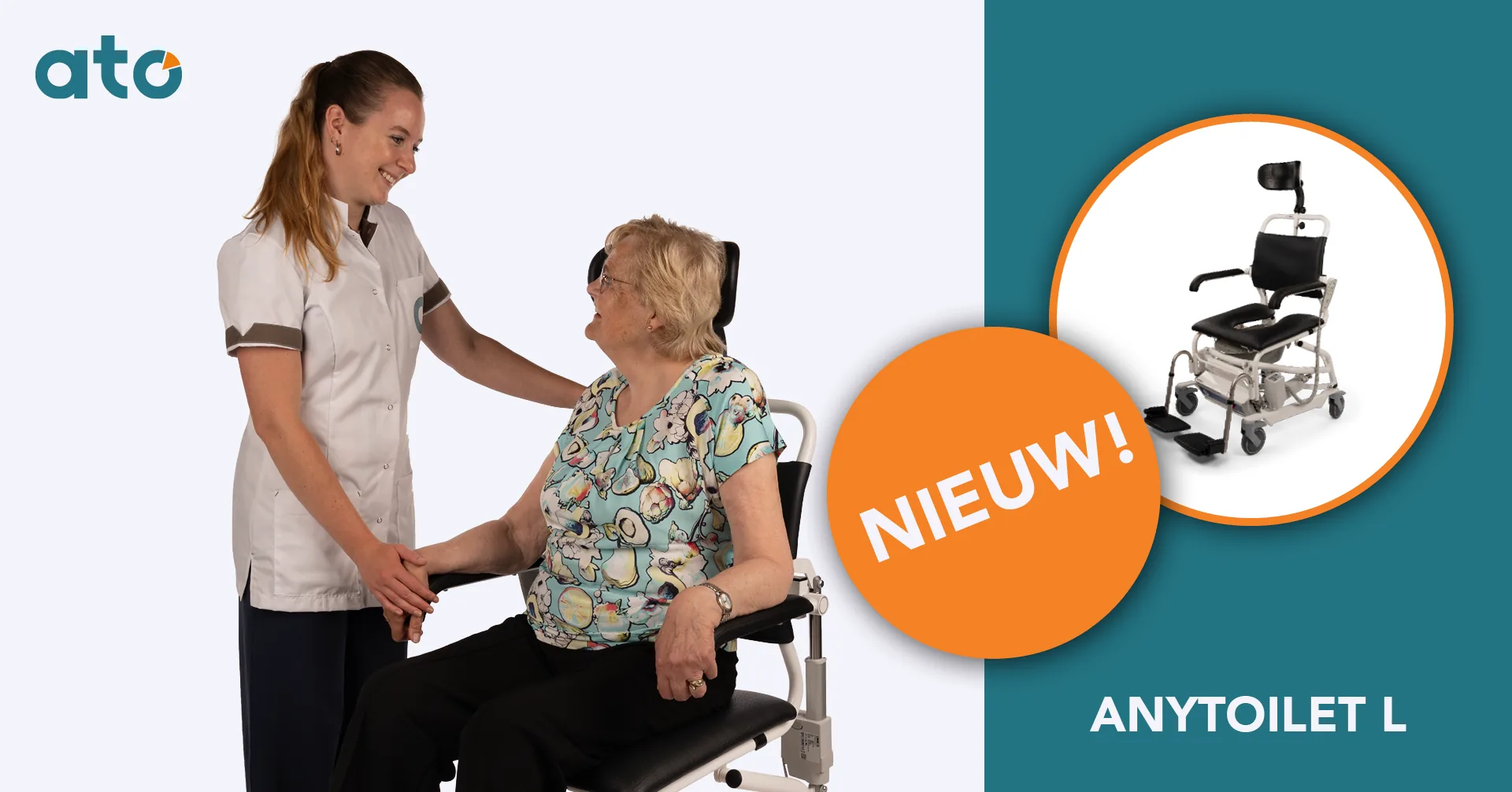 Links een lachende zorgverlener in een wit uniform die de hand vasthoudt van een oudere vrouw met blond haar en een bril. De vrouw zit in een stoel met hoofdsteun en zwarte armleuningen. Rechts op een teal vlak een productfoto van Anytoilet L op wielen, met een oranje sticker met de tekst nieuw.