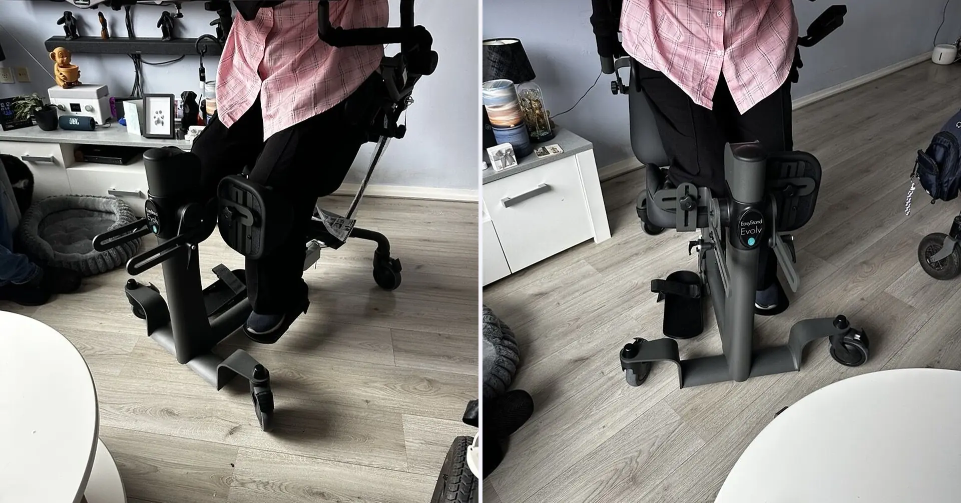 Twee foto’s naast elkaar van een vrouw die in een woonkamer staat in EasyStand Evolv. Links is ze van opzij gefotografeerd, met de kniesteun op maat. Rechts is ze van voren gefotografeerd, met aan de ene kant van de kolom een lege voetplaat met een band. Ze draagt een roze geruite blouse en een zwarte broek, haar gezicht is niet in beeld.