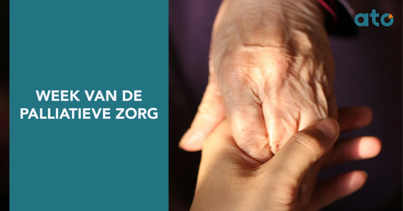Twee handen die elkaar vasthouden: een oudere, gerimpelde hand in een jongere hand, in warm zijlicht tegen een donkere achtergrond. Links staat op een teal vlak Week van de Palliatieve Zorg.