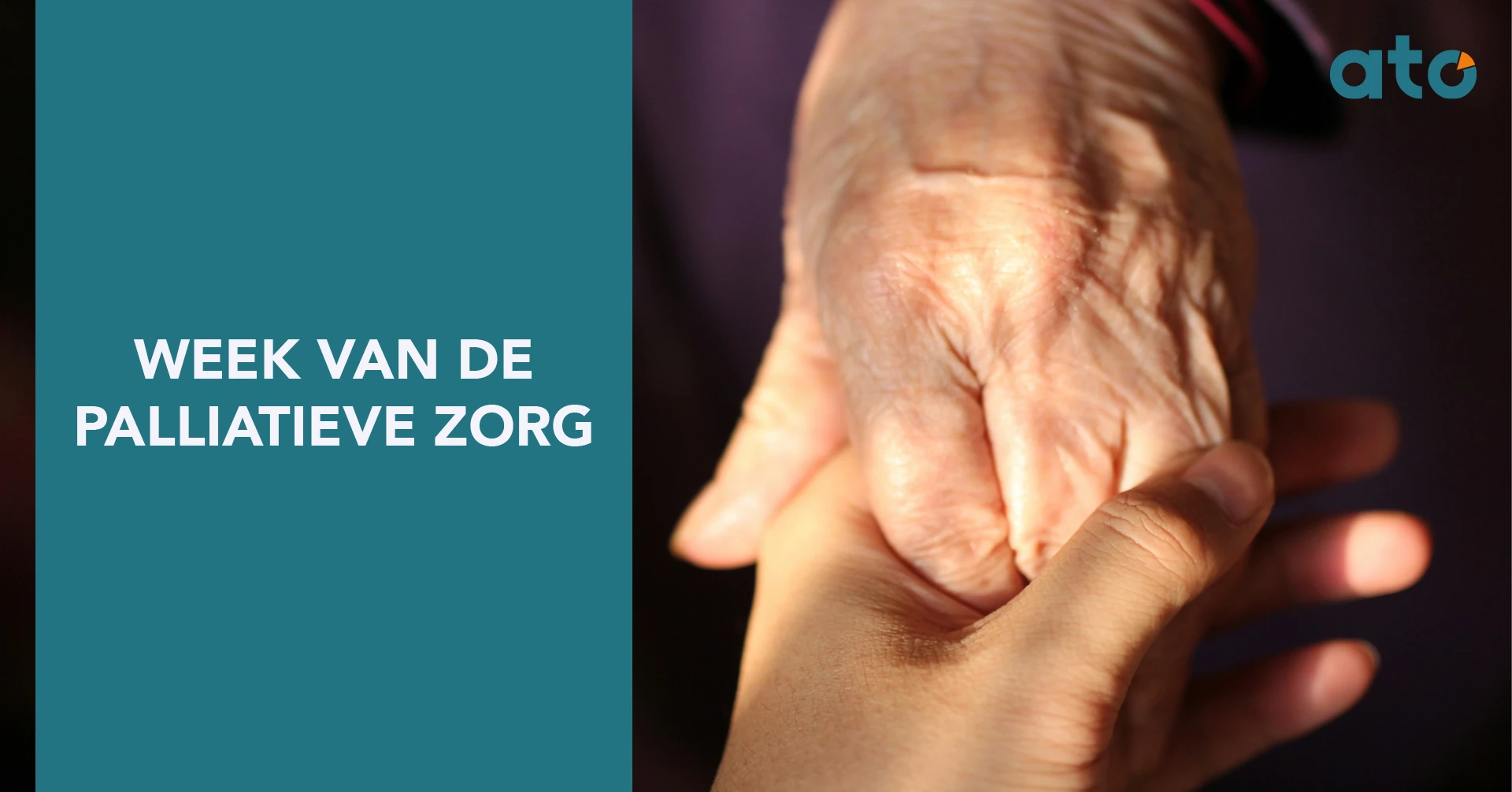 Twee handen die elkaar vasthouden: een oudere, gerimpelde hand in een jongere hand, in warm zijlicht tegen een donkere achtergrond. Links staat op een teal vlak Week van de Palliatieve Zorg.